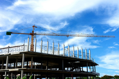 起重設備在建筑施工現(xiàn)場的關鍵作用與管理要點